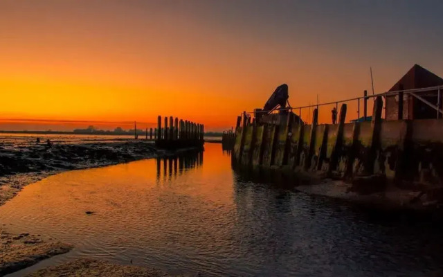 Pretty Coastal Home in Bosham Close to Water