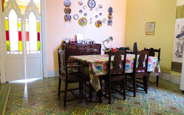 Hostal Balcones 2, Knocking on Cuba