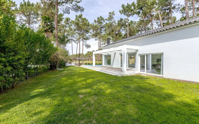 Aroeira Modern Grand Villa With Pool by Homing