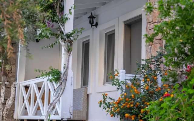 Moonshine Hotel & Suites
