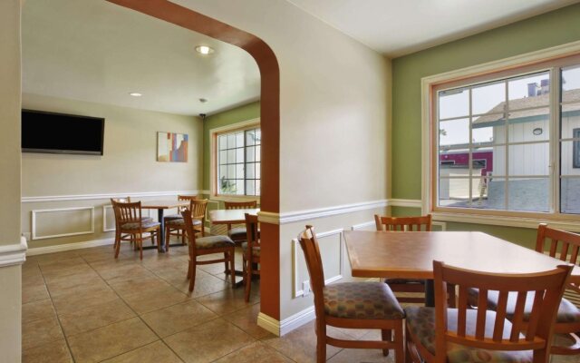 Travelodge Inn & Suites by Wyndham Anaheim on Disneyland Dr