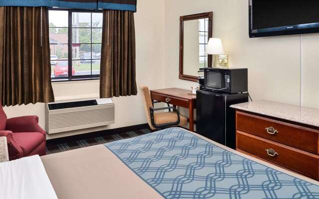 Econo Lodge Inn & Suites