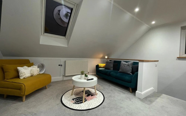 5 Star Unique Luxury Detached Apartment in Windsor