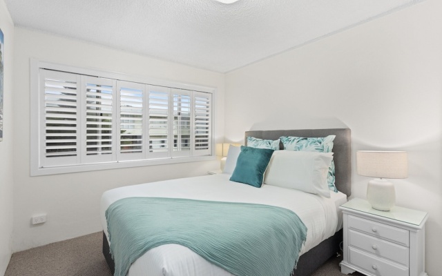 Wake to Waves in Spacious 3-bed Beachfront Unit – Guest Rooms – Gold Coast