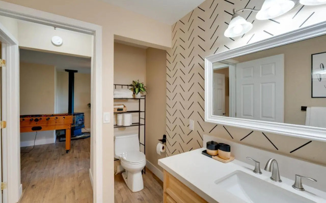 12 Mi to Apple Hill: Family-friendly Cabin Retreat