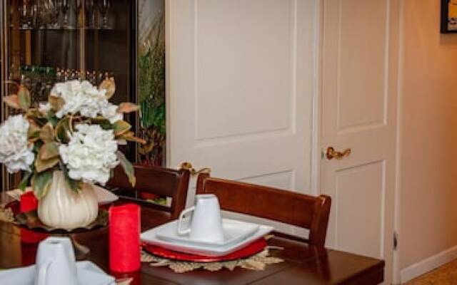 Cozy, Classy Duplex near NYC