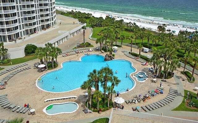 The Gem - 3 Br condo by RedAwning