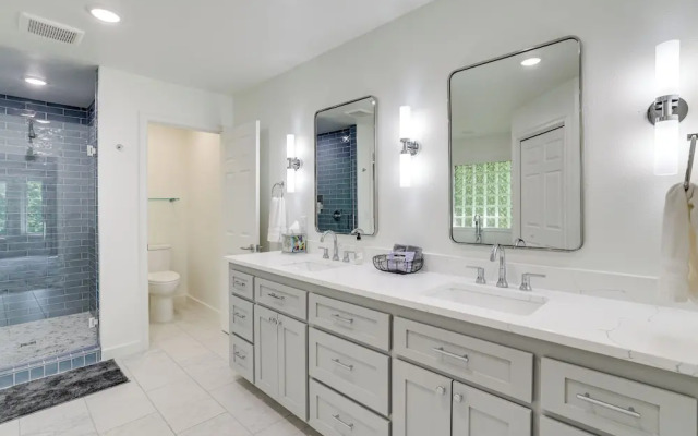 The Bella Vista Lakeside Treehouse: Dock & Kayaks!