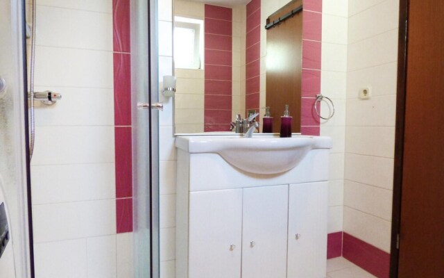 Awesome Home in Mimice With 3 Bedrooms, Jacuzzi and Wifi
