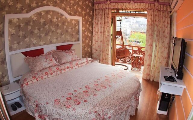 Fenghuang River Bank Hotel