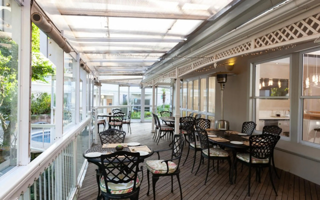 Quarry Lake Inn