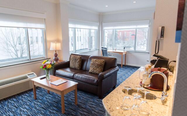 Capitol Plaza Hotel Montpelier Tapestry Collection by Hilton