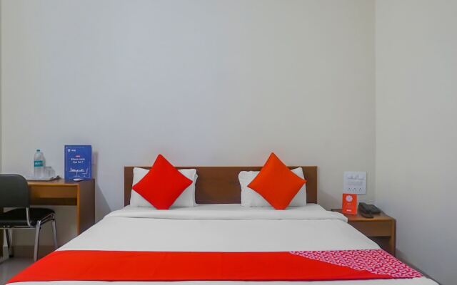 OYO 11551 Hotel Pioneer 2