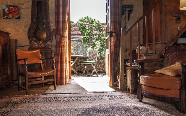 Spacious Farmhouse with private garden in Saint-Cybranet