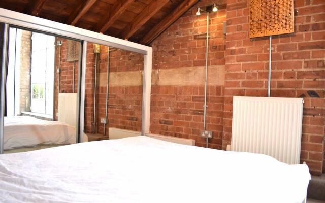 2 Bedroom Old Warehouse Near Canary Wharf