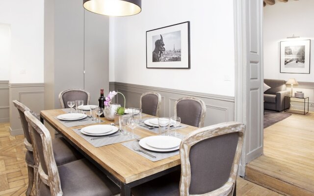 Luxury 2BDR Le Marais I by Livinparis