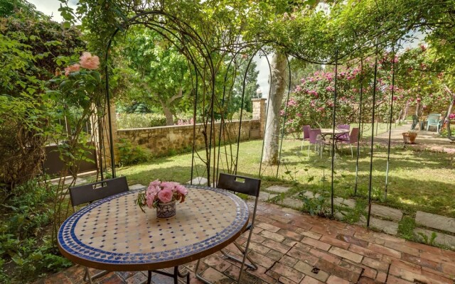 Secluded Holiday Home in Rustrel With Swimming Pool