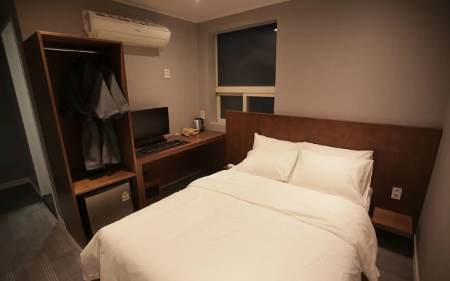 Hotel Seven Step