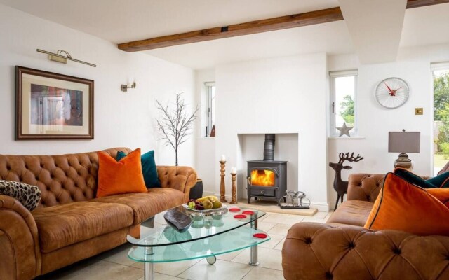 Cotswold Barn Conversion With Private Hot Tub