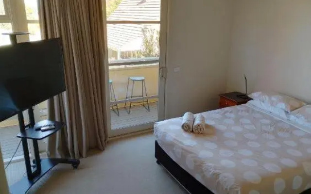 Lovely 2 bedroom apartment across from Shepp Lake.