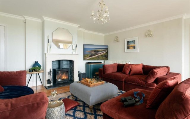 The Spinney - Spectacular views over the bay and close to beach with parking