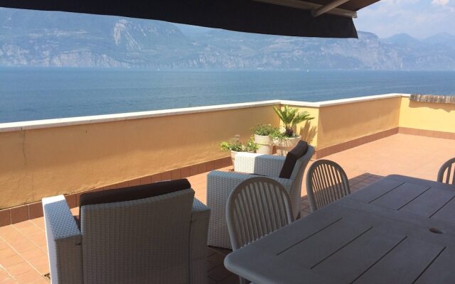 Modern Apartment With Large Terrace Malcesine