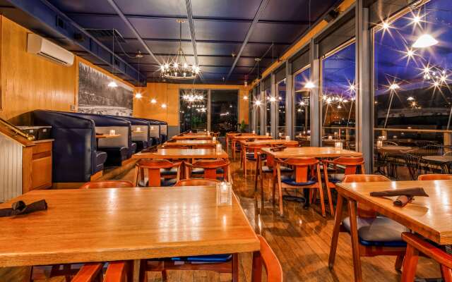 Best Western Plus Rivershore Hotel