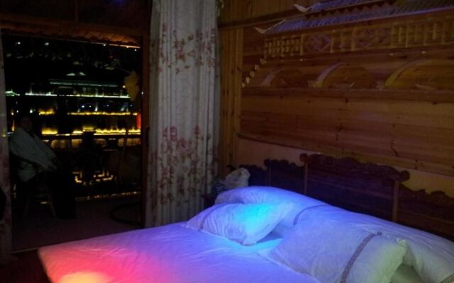 Fenghuang River Bank Hotel