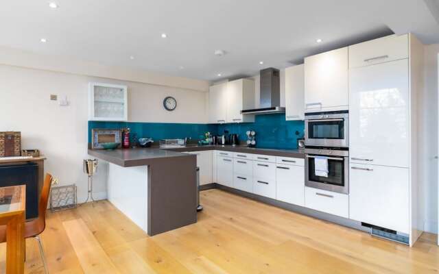 Spacious Apartment in Clapham Town by Guestready