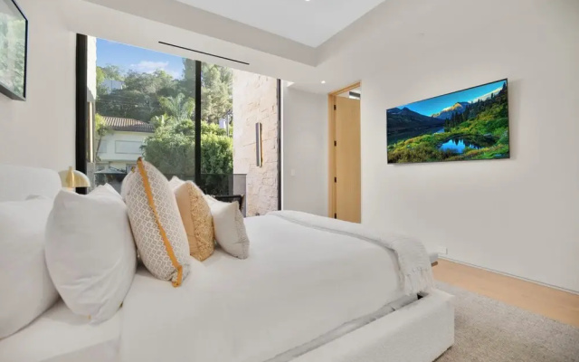 Hutton Villa - 5-bedroom Retreat in Iconic Beverly Hills Oasis
