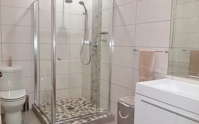 Six Valk Avenue Guest House