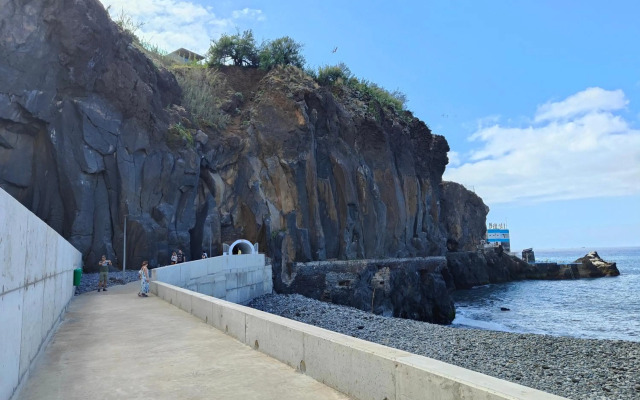 By the Beach & Pool Apartment