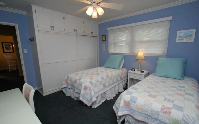 Belvue Lane 68129 by RedAwning