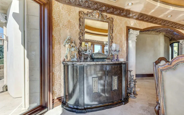 Grand 9,000-sq-ft Estate! Luxurious Socal Getaway