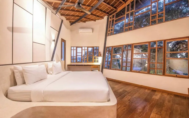 Stunning 2-br Penthouse With View, 800m to Beach