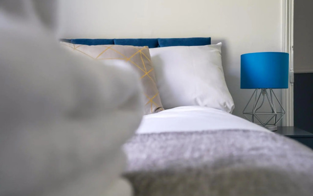 Planet St - Whole House with Parking