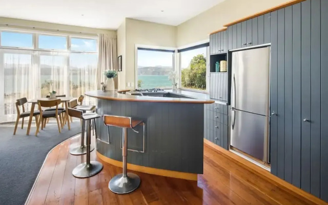 Pristine 2-bed waterfront, Karaka Bays