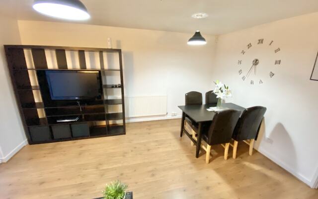 3-bed Townhouse Parking Deep Cleaned