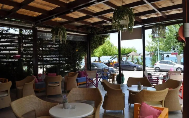 Okeania Seafront Rooms in Kamena Vourla