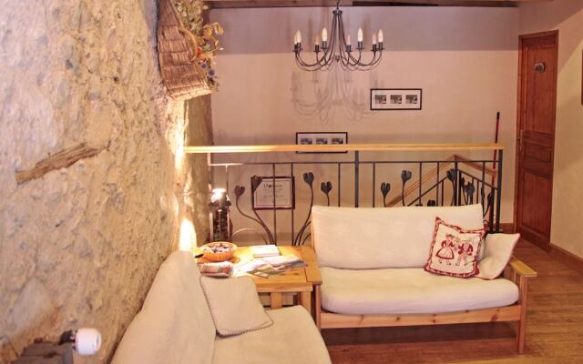 Superb Savoyard traditional chalet located 500 m from the slopes