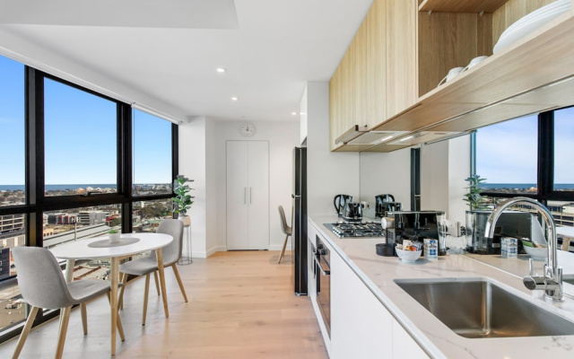Stylish 1-bed With Pool Gym & Stunning Views – Balcony – Melbourne
