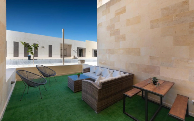 Elegant & Edgy 2 BR w Beach & Pool Mangroovy