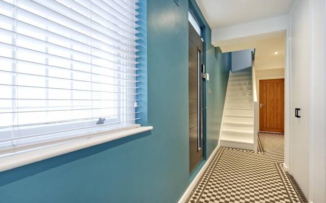 Beautiful Battersea Garden Flat by Underthedoormat