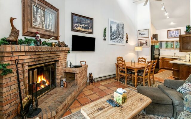 Snowfox #302 2 Bedroom Condo by RedAwning