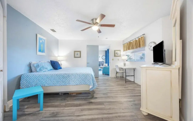 Treetop Beach Condo Sleeps 7!