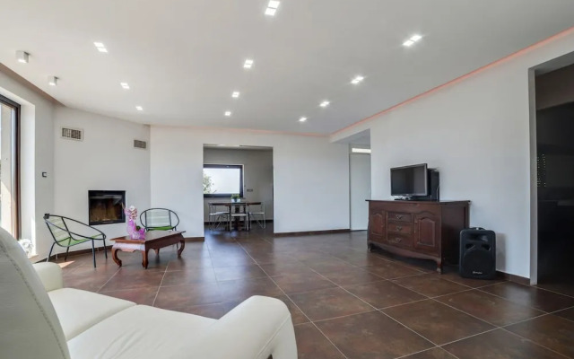 Belvilla by OYO Modern Villa in Nissoria With Pool