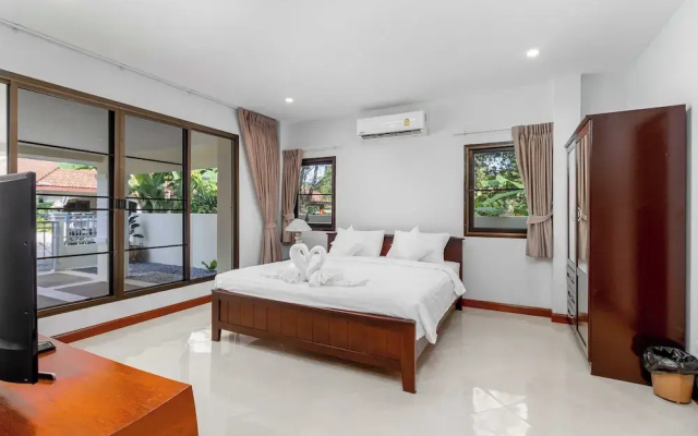 Poolside 3BR for Relaxed Stays V278
