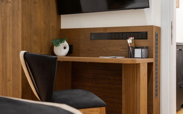 Voukourestiou Signature Suite