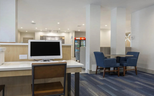 Holiday Inn Express & Suites Chicago West - St Charles