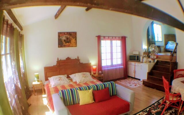 Les Maquinols Estate